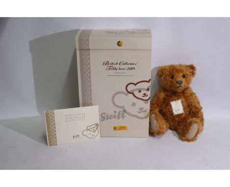 Steiff - A limited edition boxed mohair British Collector's 2005 Steiff Teddy Bear - The #661969 'Golden-Apricot' bear has wh