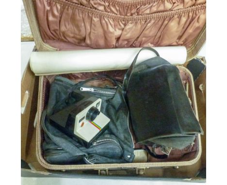 Selection of vintage cameras to include 1970's Polaroid Colourpack 82 hard plastic instant camera with case, Polaroid Land Ca