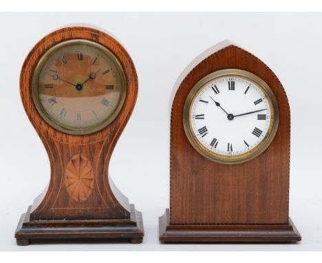 An Edwardian inlaid mahogany banjo shaped mantle clock, the dial with black Roman numerals, raised on brass bun feet 31cm hig