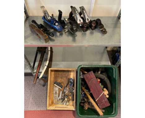 A group of vintage wood working hand tools to include Bailey planes, N0 4, No 4 1/2, a R. Cooke shoulder plane, stamped S.K, 