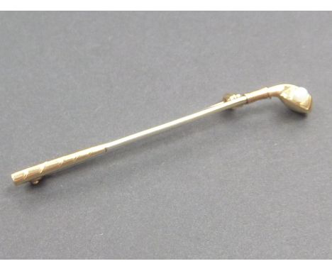 9ct gold pin modelled as a golf club with pearl ball.   Condition Report.  4.2g