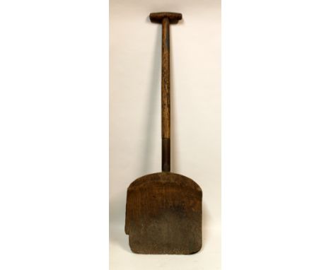 Vintage wooden grain shovel, 99cm long.