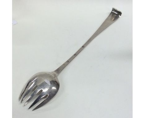 A Georgian OE pattern Irish silver potato fork. Approx. 99 grams. Est. £100 - £150.