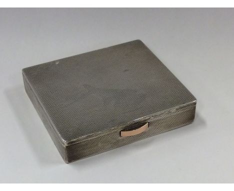 A good quality engine turned silver hinged top box with gold thumb piece. Approx. 127 grams. Est. £80 - £120.