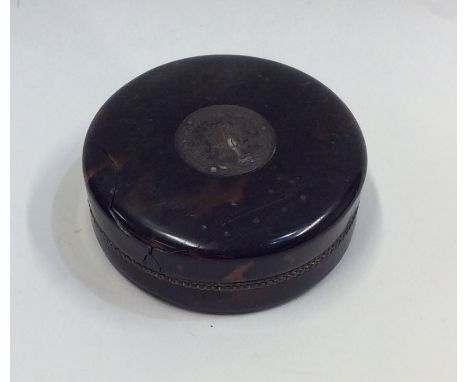 A silver mounted and tortoiseshell powder box with lift-off cover. Est. £10 - £20.