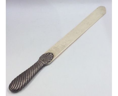 A massive silver paper knife with turned handle. Approx. 145 grams. Est. £25 - £30.