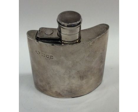 A small silver hip flask with hinged top. London. Approx. 82 grams. Est. £50 - £80.