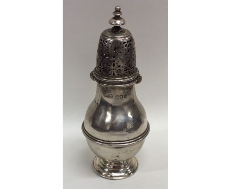 An Edwardian baluster shaped silver caster. London. By Carringtons. Approx. 148 grams. Est. £100 - £150.