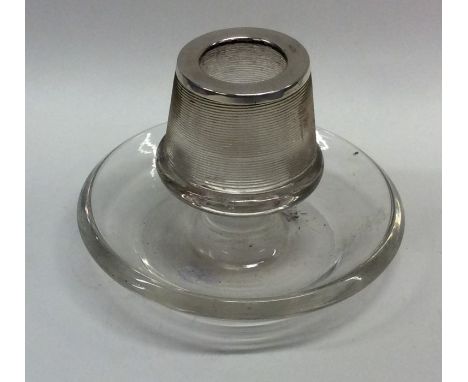 A silver match striker on stand of circular form. London. By SC. Approx. 279 grams. Est. £60 - £80.