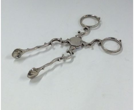 A pair of Georgian silver sugar scissors. Approx. 35 grams. Est. £30 - £40.