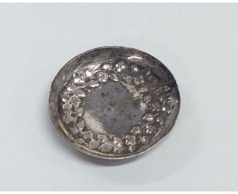 A small novelty Dutch silver table toy engraved with flowers and leaves. Approx. 5 grams. Est. £80 - £100.