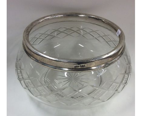 An Edwardian silver rimmed fruit bowl on pedestal foot. Est. £20 - £30.