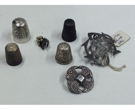 A bag containing silver thimbles, brooches etc. Approx. 38 grams. Est. £20 - £30.