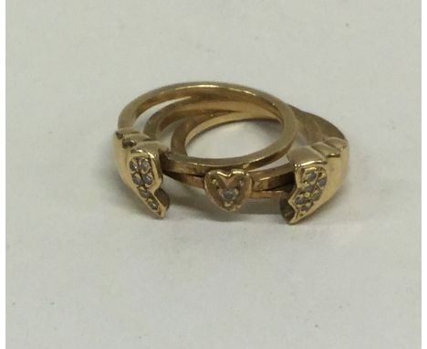 An unusual gold and diamond split ring with hinged mounts. Approx. 7.8 grams. Est. £140 - £180.