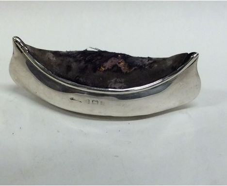 A novelty silver pin cushion in the form of a canoe. Birmingham. Approx. 23 grams. Est. £40 - £60.