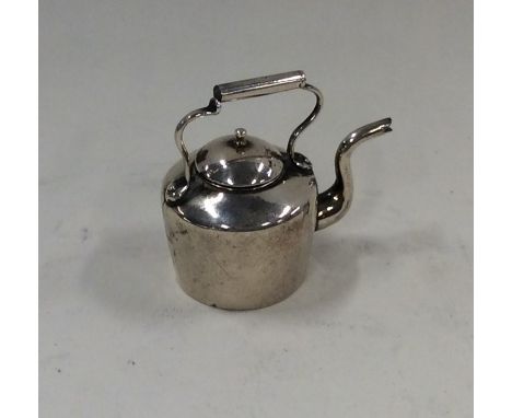 A Continental silver model of a miniature kettle with lift-off cover. Approx. 9.5 grams. Est. £50 - £80.