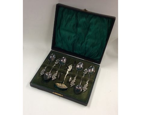 An attractive set of six silver plated teaspoons together with matching tongs in box. Est. £30 - £50.