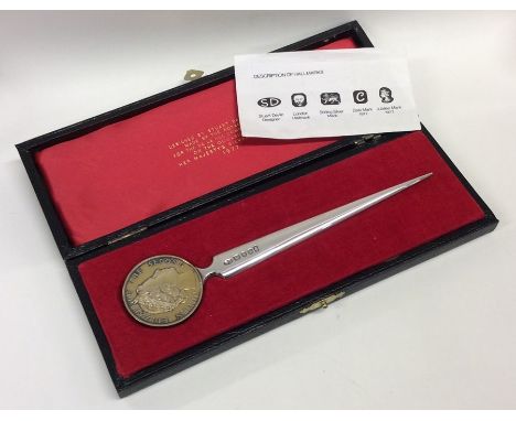 STUART DEVLIN: A cased silver letter opener with Queen Elizabeth II commemorative terminal. Approx. 67 grams. Est. £150 - £20