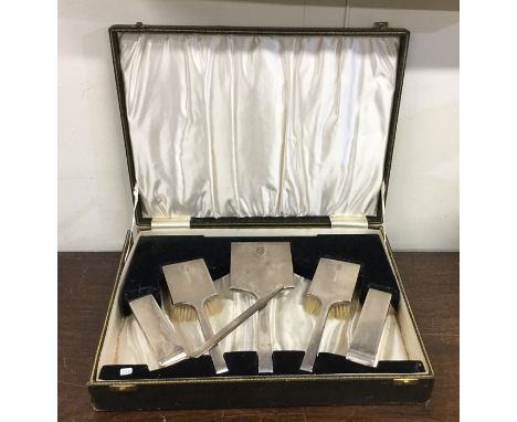 A heavy engine turned silver five piece dressing table set in fitted box. Approx. 509 grams. Est. £40 - £60.