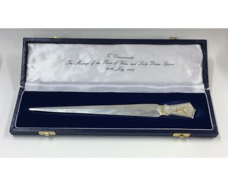 A good cased silver letter opener of tapered form contained within a fitted box. Approx. 92 grams. Est. £60 - £80.