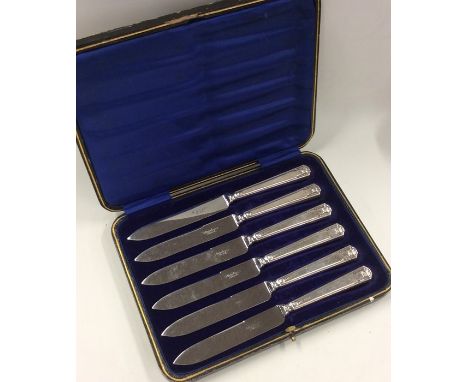 A boxed set of six silver handled tea knives. Approx. 150 grams. Est. £25 - £35.