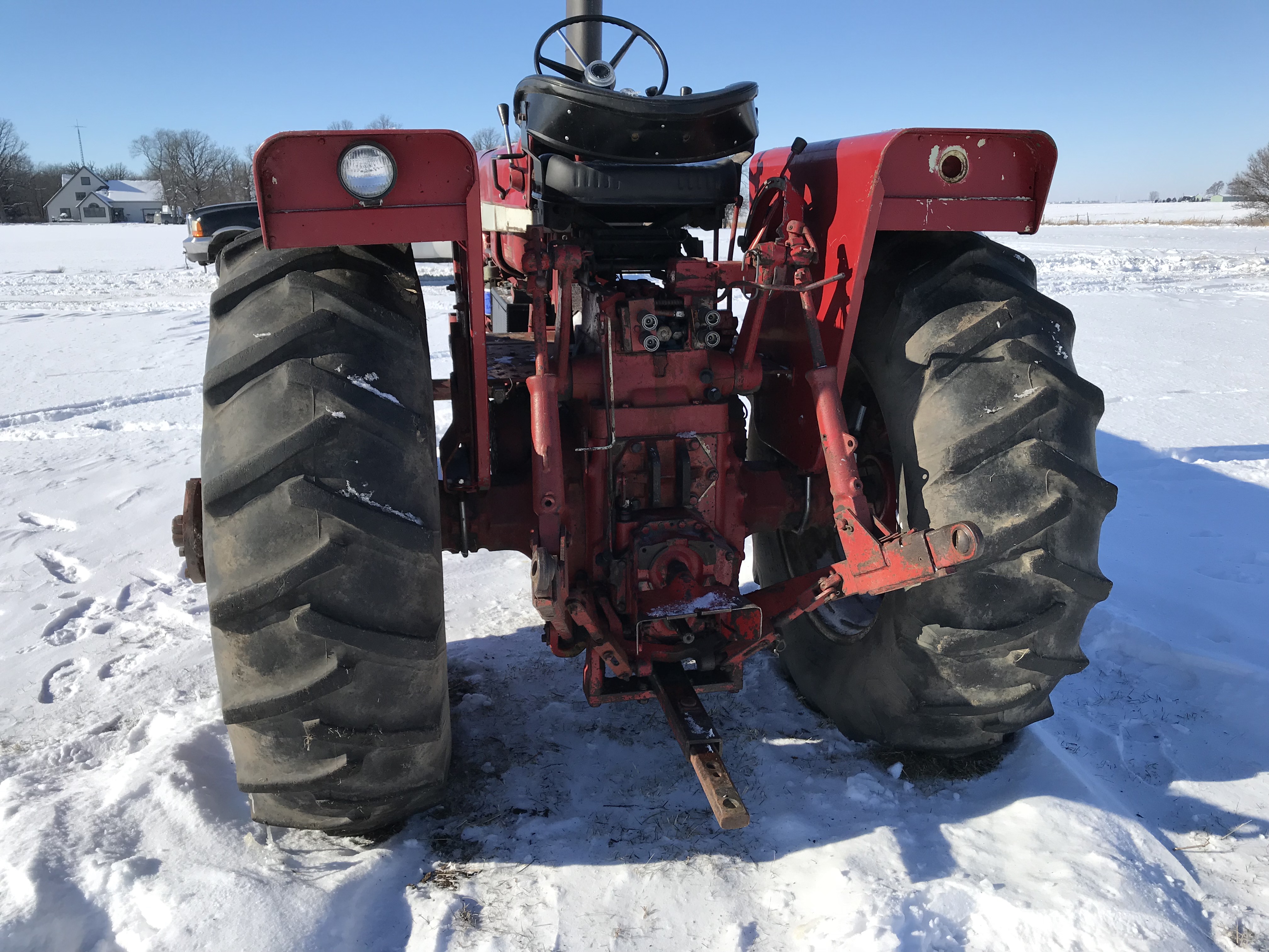 INTERNATIONAL 856 CUSTOM TRACTOR, DIESEL, 3 POINT HITCH, SHOWING 6400 HOURS