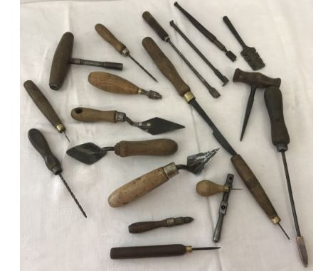 A tray of vintage wooden handled hand tools. To include miniature trowels and hand vices. 