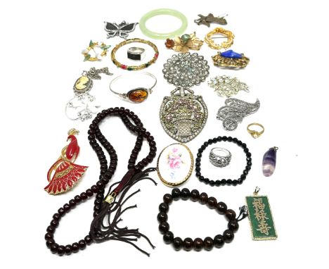 Selection of vintage &amp; later costume jewellery inc brooches rings pendants etc 480g 