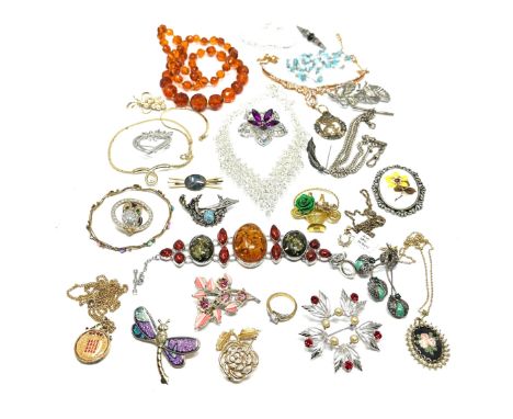 Selection of vintage &amp; later costume jewellery inc brooches rings pendants etc 420g 