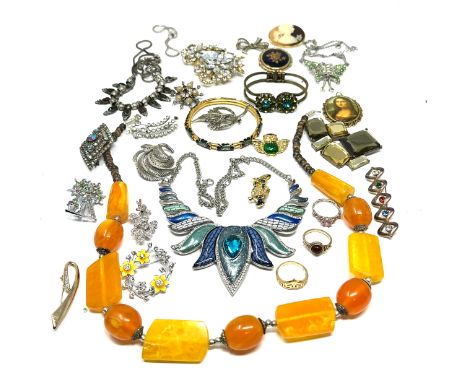 Selection of vintage & later costume jewellery inc brooches rings pendants etc 550g 