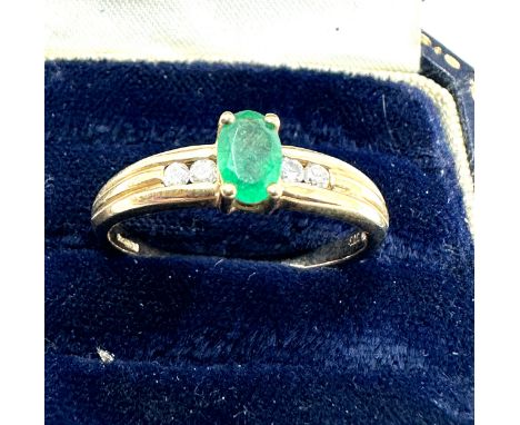 9ct gold emerald &amp; diamond ring (2.3g) 