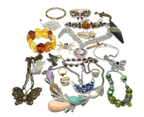Selection of vintage &amp; later costume jewellery inc brooches rings pendants etc 545g 