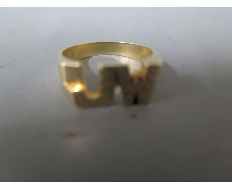 A 9ct yellow gold monogram ring - the letters JW to shoulder - approx weight 8.7 grams - ring size Y - in good condition