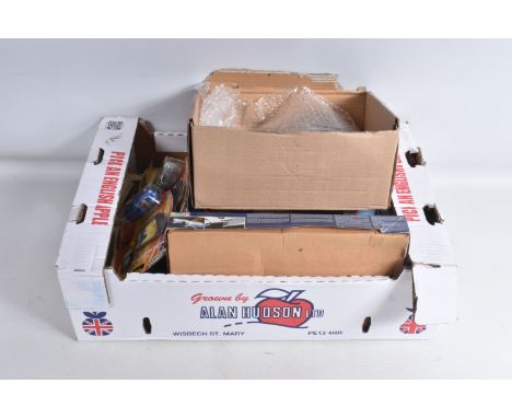 A QUANTITY OF BOXED AND UNBOXED DIECAST MODEL VEHICLES, to include 16 boxed Lledo transport vehicles, a boxed  James Bond 007