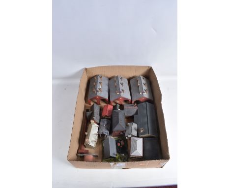 A QUANTITY OF UNBOXED AND ASSORTED OO/HO GAUGE LINESIDE BUILDINGS, to include Hornby Skaledale, Wippermann, Bachmann Scenecra