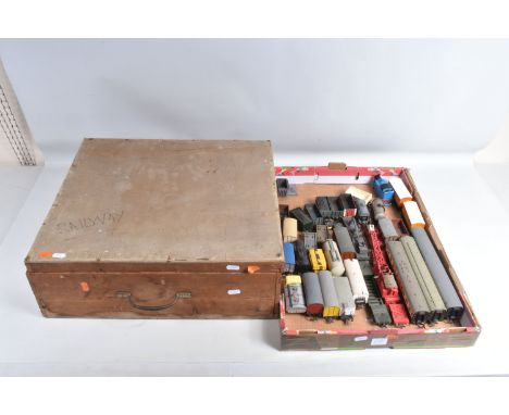A QUANTITY OF BOXED AND UNBOXED OO &amp; HO GAUGE PASSENGER AND FREIGHT ROLLING STOCK, Hornby Dublo, including unboxed B.R. M