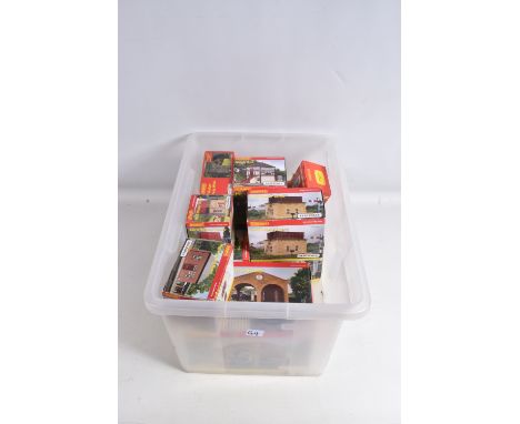 A COLLECTION OF BOXED 00 GAUGE HORNBY SKALEDALE TRACKSIDE BUILDINGS AND WALLS, to include two signal boxes no.s R9776 and R85
