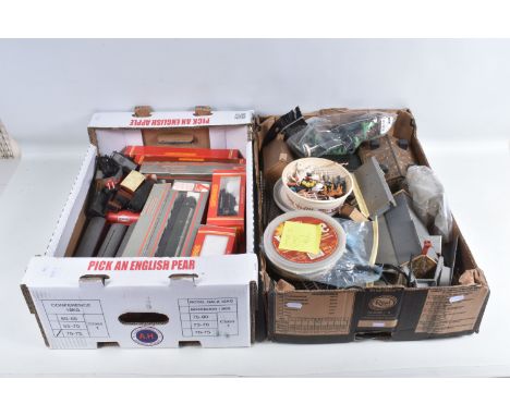 A QUANTITY OF BOXED AND UNBOXED OO GAUGE HORNBY AND LIMA MODEL RAILWAY ITEMS, comprising boxed Hornby R.329 BR 4-6-2 Loco 700