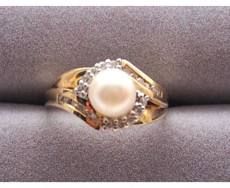 10ct pearl and diamond set ring,
 Approx weight 3.7grams, 
Ring Size N
Pre-owned in gorgeous condition