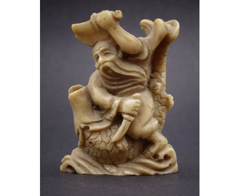Netsuke - Fischer mit Messern und Fisch ,H-4,7cm, Klingenspitze fehlt