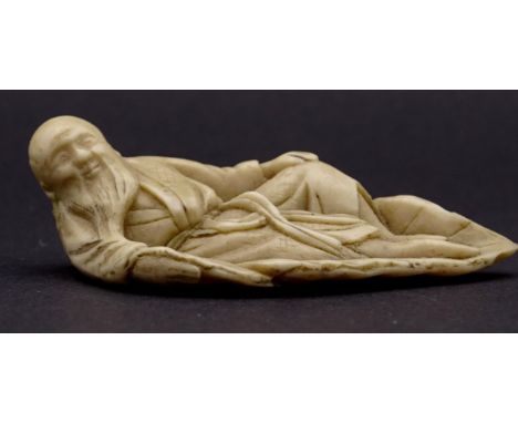 Netsuke - liegender Gelehrter L- 6,5cm