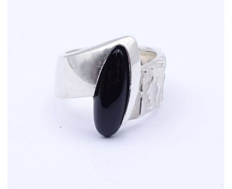 Ring, Sterling Silber, mit Onyx, RG 57, 13 gr., B. Schiene: 7 mm, L. Stein mit Fassung: 1,9 cm