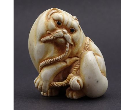 Netsuke, Japan, Katze mit Glockenschnur, Rückseite mit Schriftzeichen,H-3,8cm