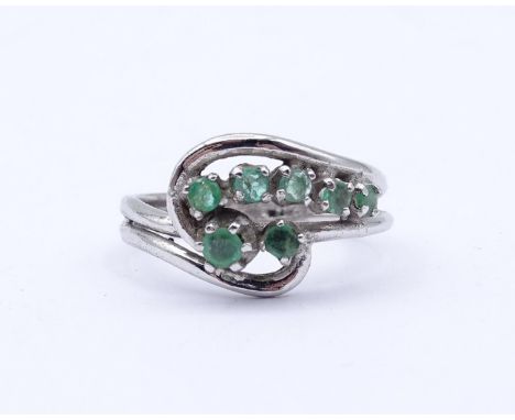 Ring, Sterling, mit 7 fac. Smaragden, RG 56, ca. 3 gr.