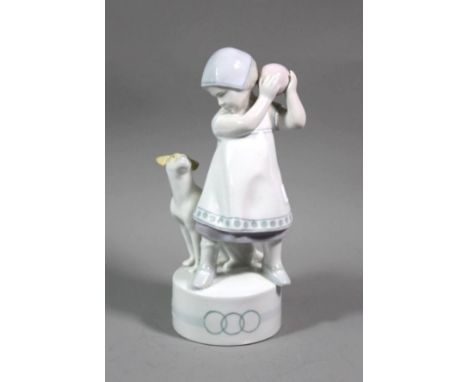 Ball spielendes Mädchen mit Hund, Goebel um 1940, polychr. Bemalung in Unterglasurfarben, H-16cm.   
