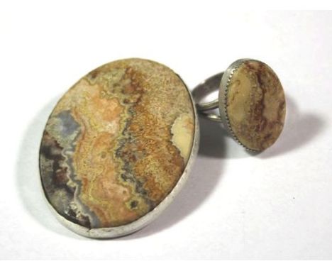 gr. Brosche und Ring, Sand Jaspis, Silber 925, zus. ca. 38gr., Brosche 5 x 3,5cm, RG 56. 