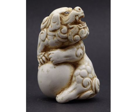 Netsuke - Fu Hund mit Kugel, H- 5,0cm,Boden signiert