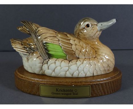 Ente von Goebel auf Holzplatte, H-7 cm, L-11 cm