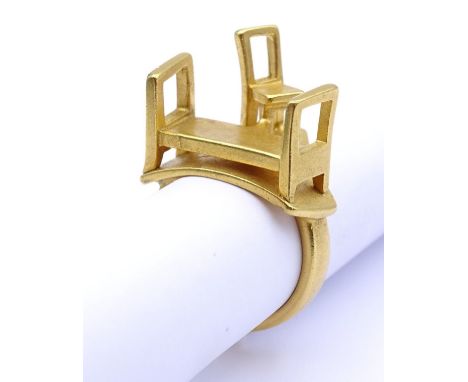 Aussergewöhnlicher Ring GJ -Georg Jensen Denmark,Darstellung : Stuhl und Bett, offene Ringschiene,goldfarbend