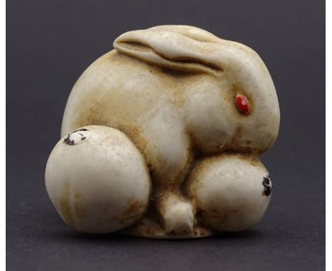 Netsuke - Hase mit Mispel, signiert, H- 2,7cm